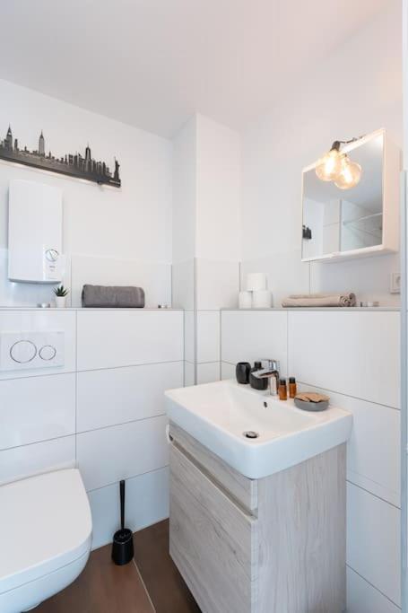 - Nice New York Apartment In The Heart Of Duisburg - Betten & Sofa - 5 Mins Central Station Hbf - Big Tv & Wifi - Zewnętrze zdjęcie